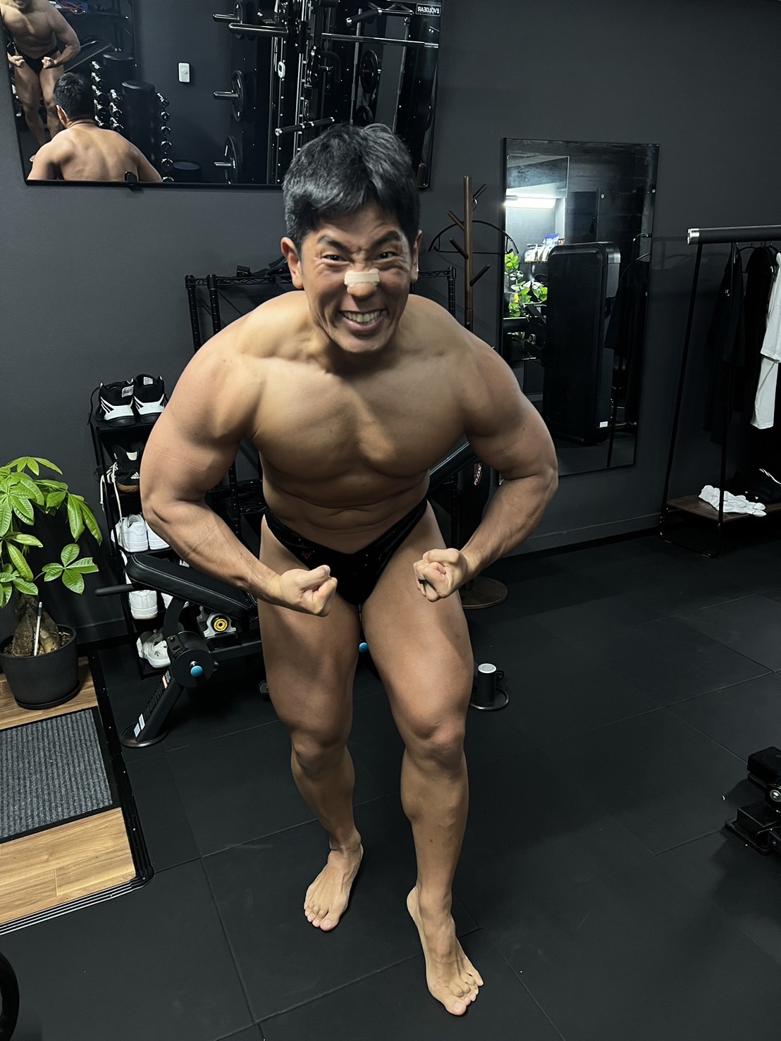 藪田祐大オーナーWolf's Lair Gymクライアント桐谷選手のポージング⑤